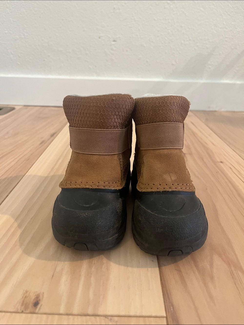 North Face Alpenglow Baby Toddler Tan Waterproof Snow Boots with Easy-Pull Cuff